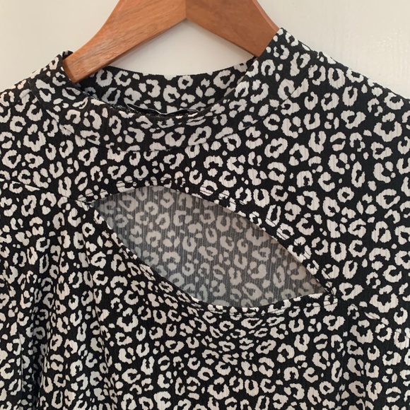 Suzy Shier mock neck top w/ asymmetrical cut out at neckline black & white print - Picture 4 of 12